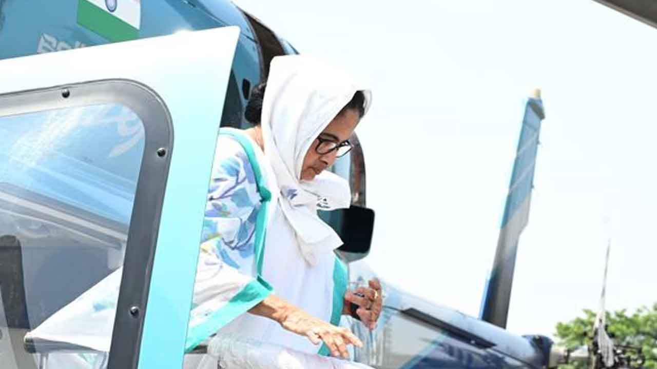 హెలికాప్టర్‌లో జారిపడ్డ మమత