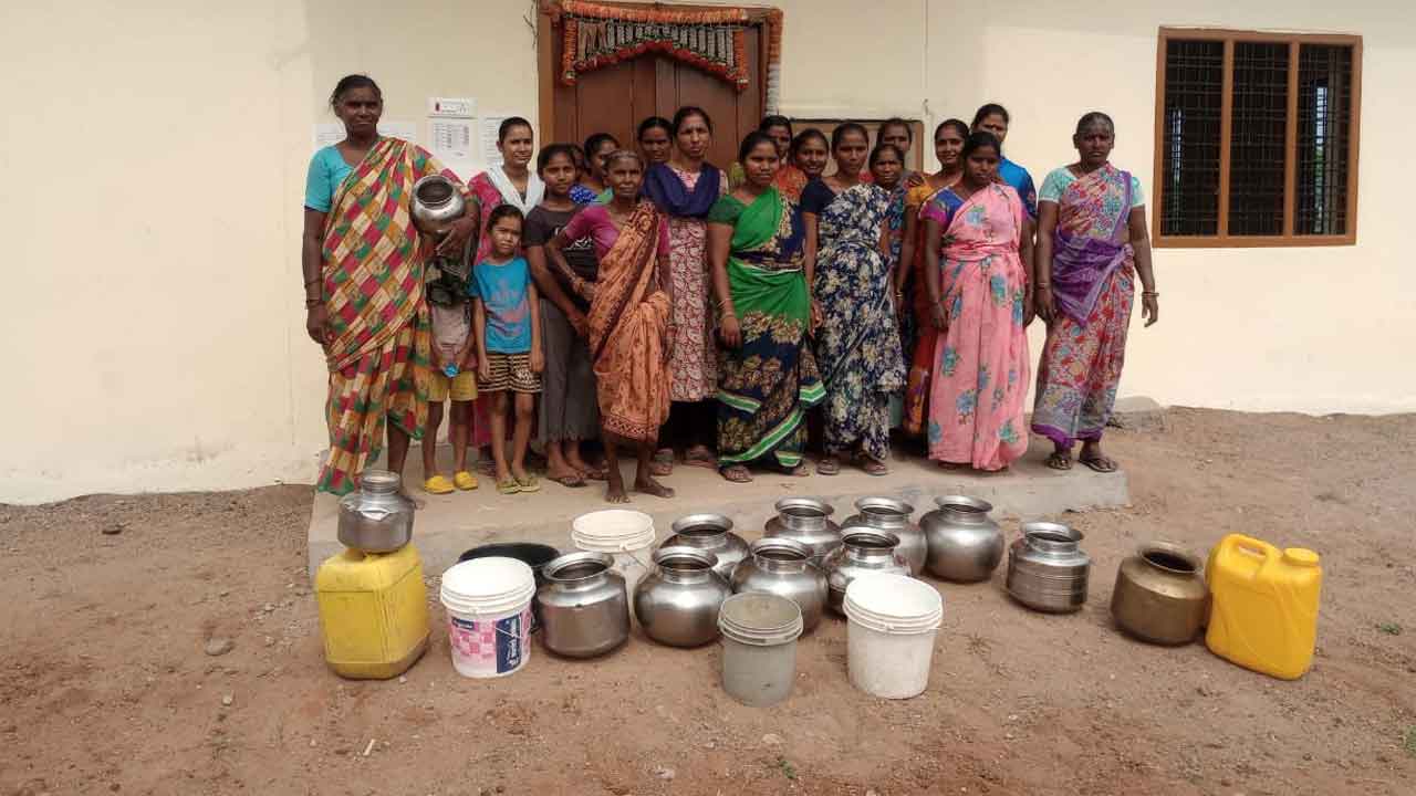 Manthani | మంత్రి శ్రీధర్ బాబు ఇలాకాలో నీళ్లు లేక జనం విలవిల.. ఖాళీ బిందెలతో మహిళల నిరసన