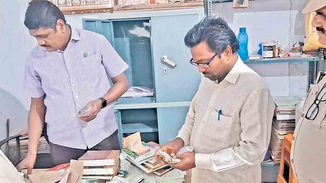 పోలీసుల దాడులు