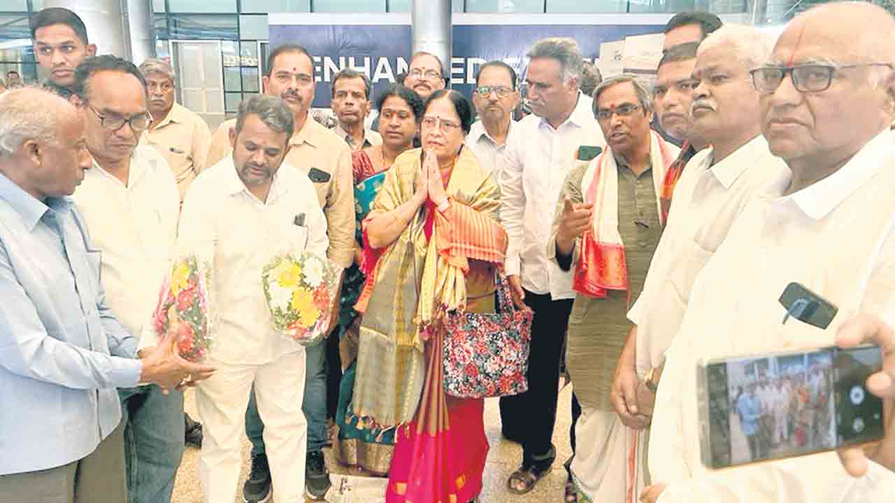 పీవీ కుటుంబానికి ఘన స్వాగతం