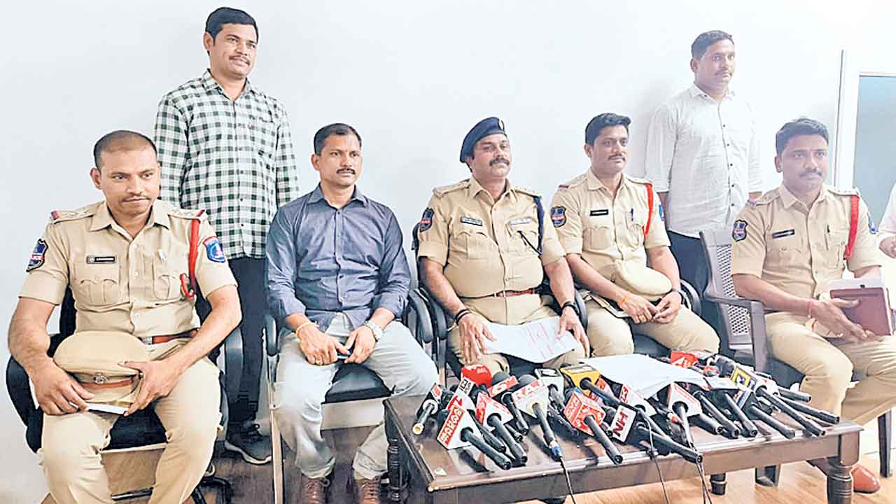 ఒంటరిగా వెళ్తుంటే బలవంతంగా లాక్కెళ్లి..