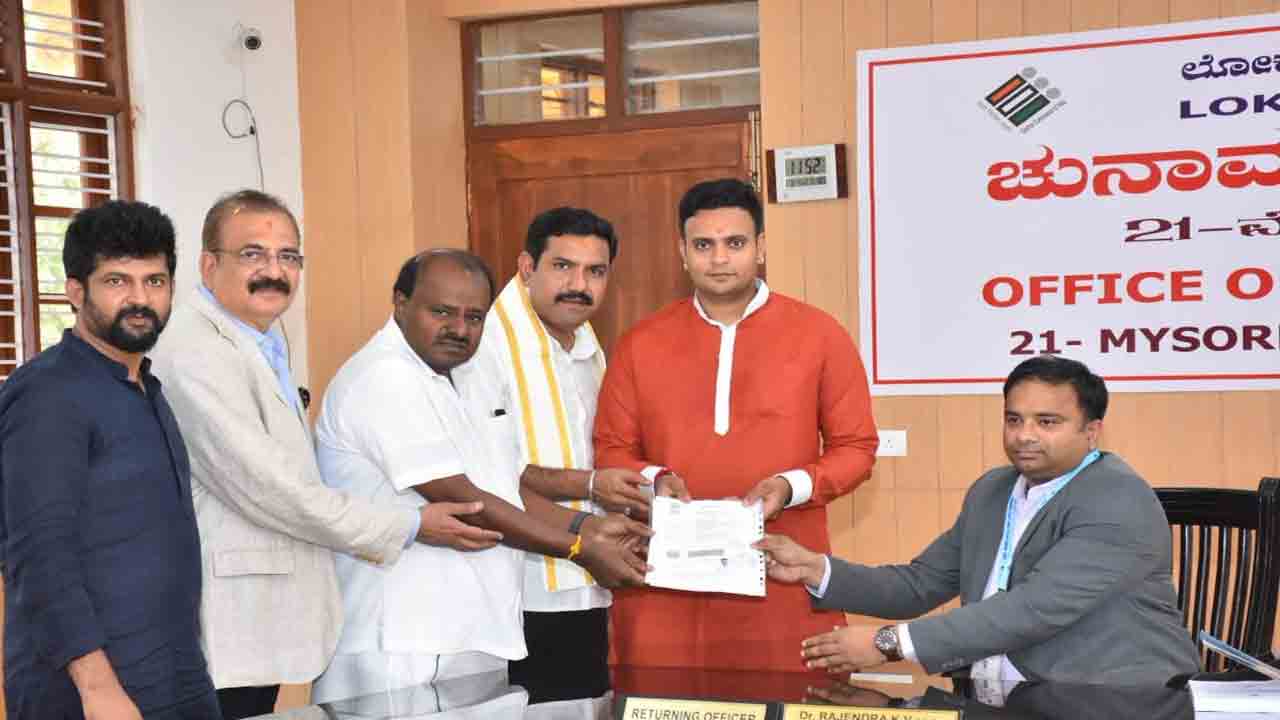 Loksabha Elections 2024 | నామినేష‌న్ దాఖ‌లు చేసిన మైసూర్‌ మహారాజు య‌దువీర్ కృష్ణ‌ద‌త్త