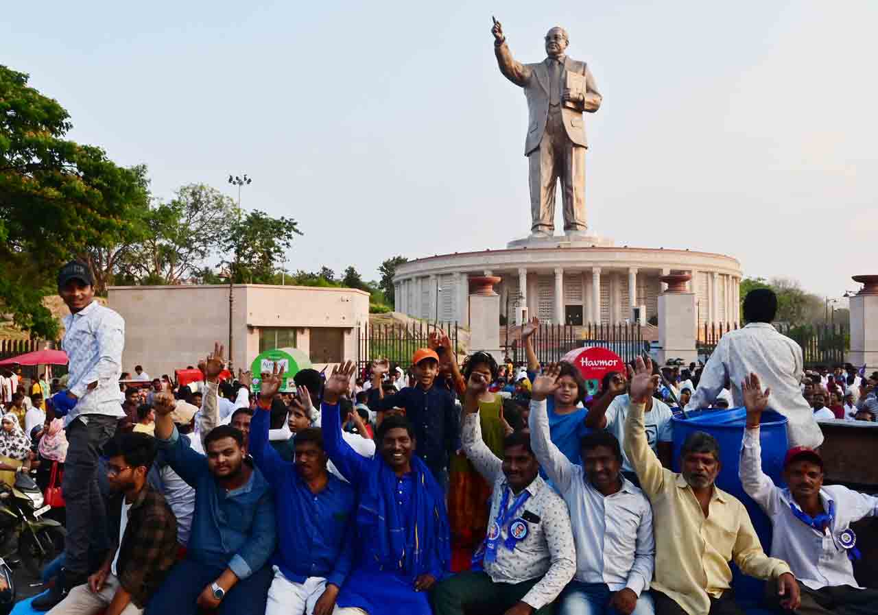 BR Ambedkar | అలంకరణకూ నోచుకోని అంబేద్కర్‌!