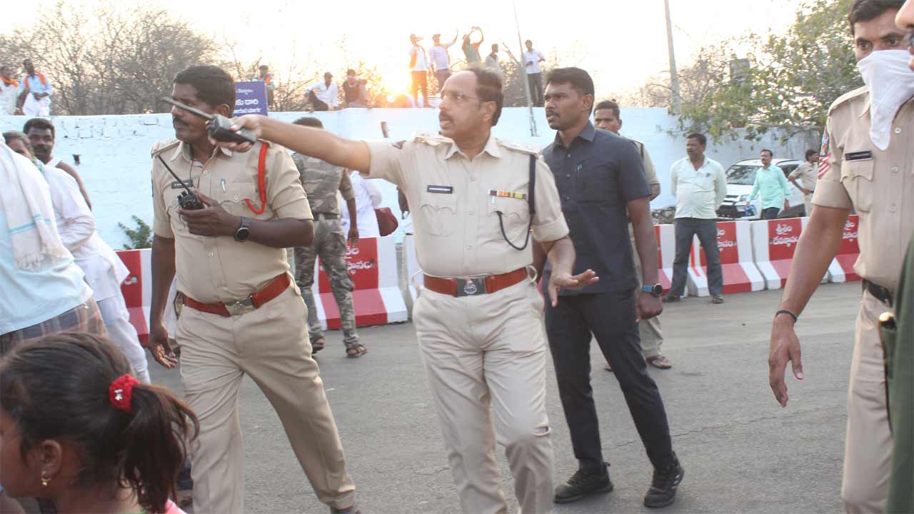 Srisailam | శ్రీశైలంలో ఉగాది బ్రహ్మోత్సవాల ముగింపు.. స్వయంగా ట్రాఫిక్‌ క్రమబద్ధీకరించిన జిల్లా ఎస్పీ