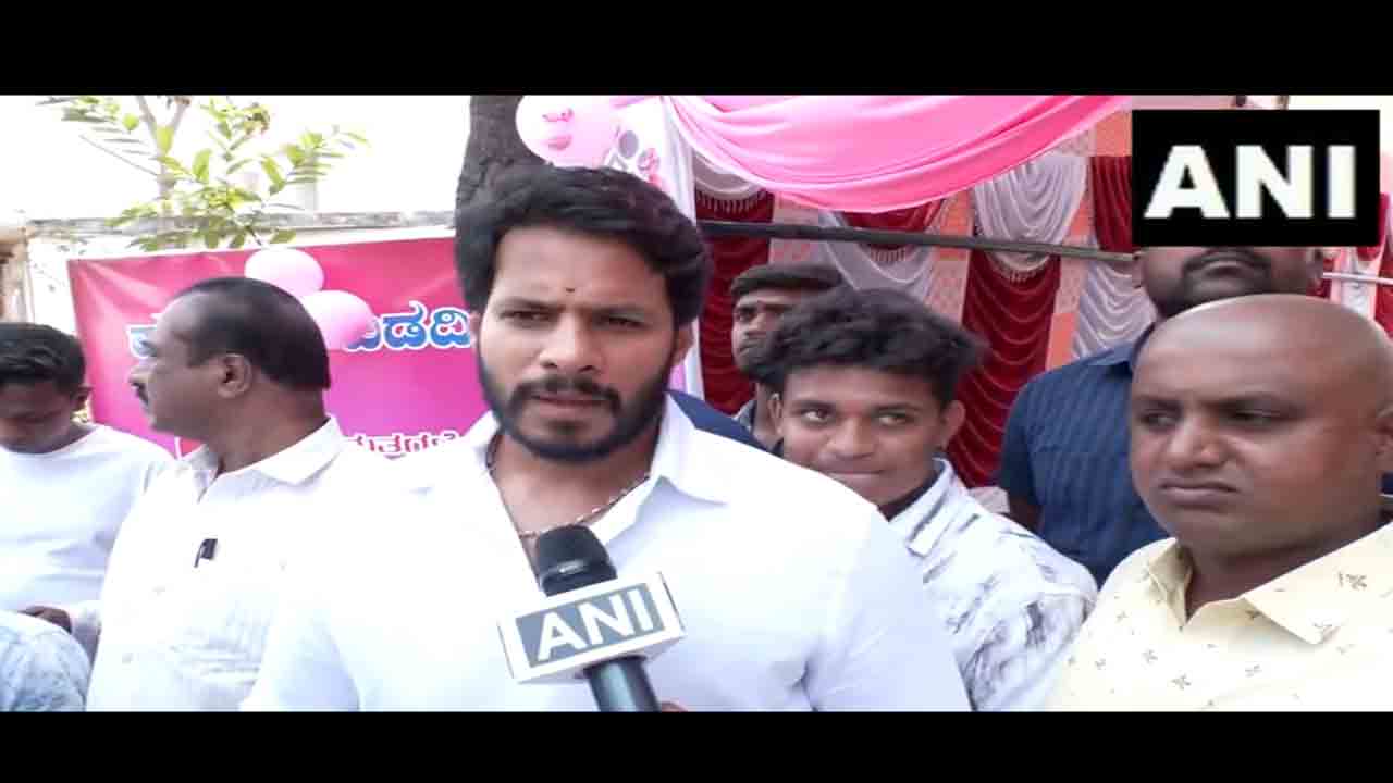 Nikhil Kumaraswamy | ఓటర్లకు రూ. 10,000 కూపన్లు పంచిన కాంగ్రెస్ : జేడీఎస్ నేత నిఖిల్ కుమారస్వామి