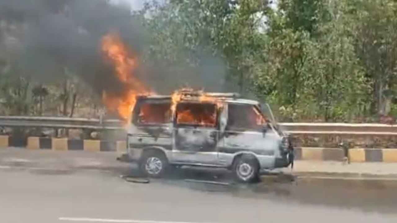 Maruthi van | మారుతి వ్యాన్‌లో చెలరేగిన మంటలు.. తప్పించుకున్న యువకులు