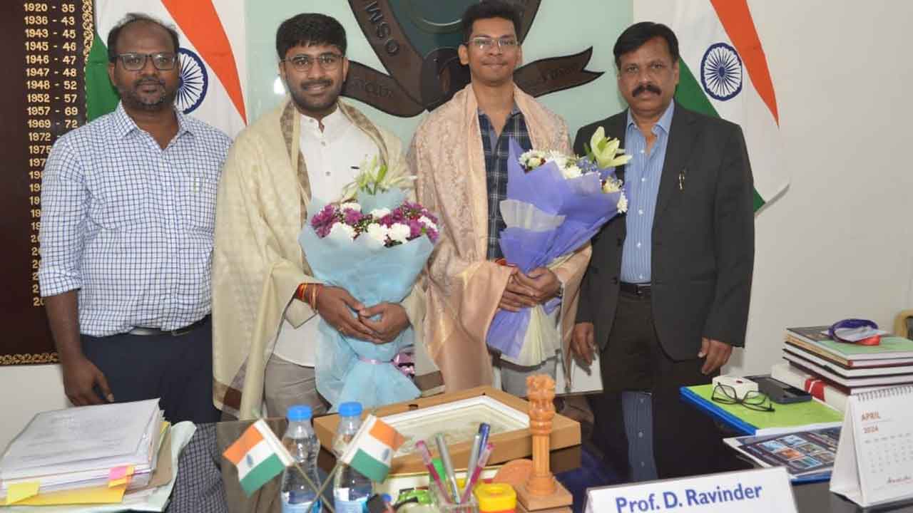 Civils ranks | సివిల్స్‌ ర్యాంకులు సాధించిన ఓయూ విద్యార్థులను సన్మానించిన వీసీ