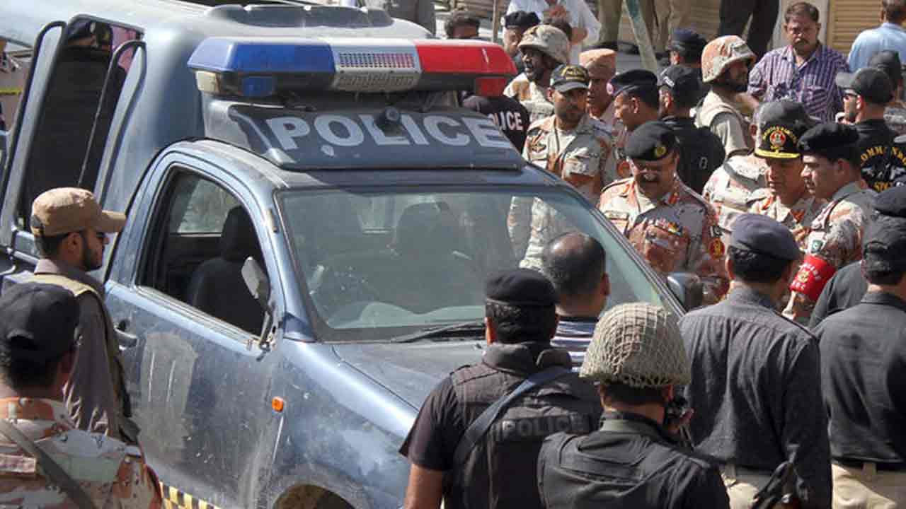 Pakistan: పాక్‌లో లోయ‌లో ప‌డ్డ బ‌స్సు.. 17 మంది యాత్రికులు మృతి