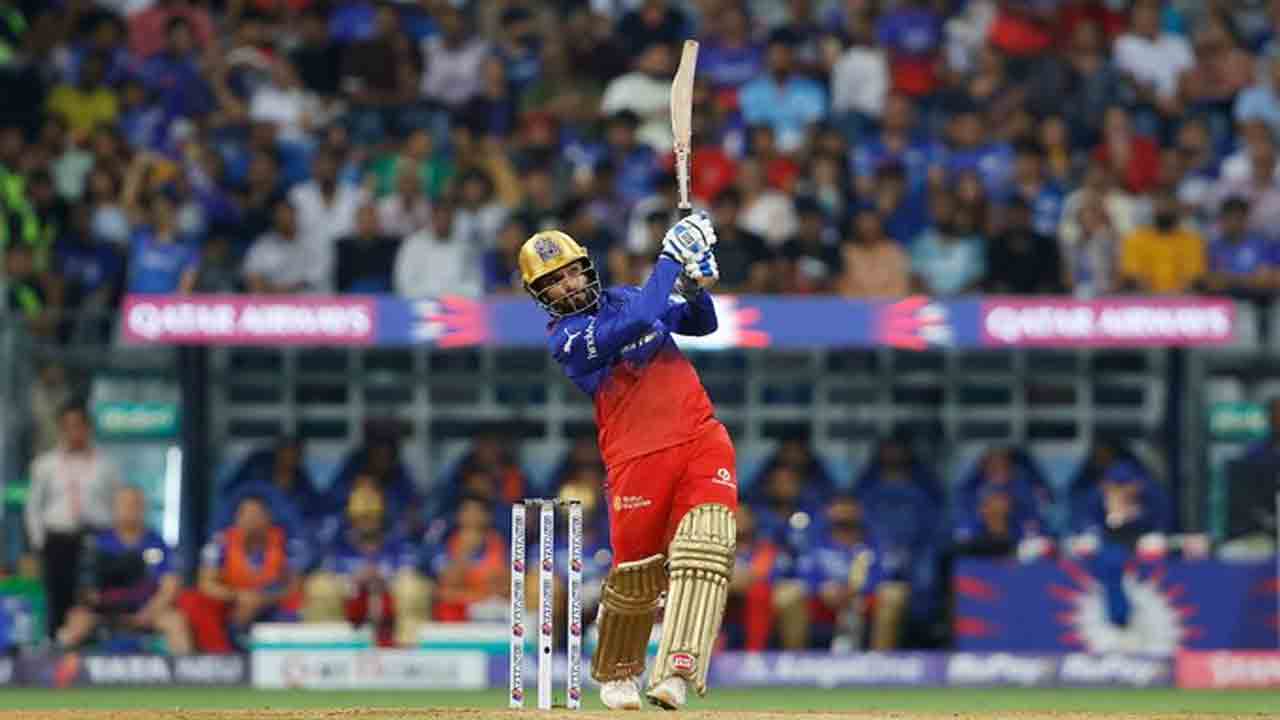 MI vs RCB | డబుల్ సిక్స‌ర్‌తో పాటిదార్ హాఫ్ సెంచ‌రీ.. మ్యాక్స్‌వెల్ డకౌట్