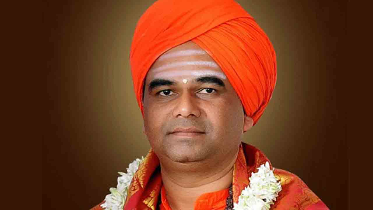 కేంద్రమంత్రిని ఢీ కొంటున్న స్వామీజీ