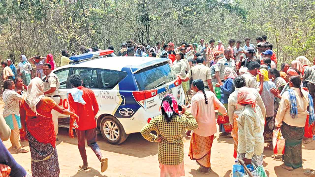 Khammam | 2 వర్గాల మధ్య పంచాయితీ.. పరిష్కరించేందుకు వెళ్లిన పోలీసులపై పోడు రైతుల దాడి