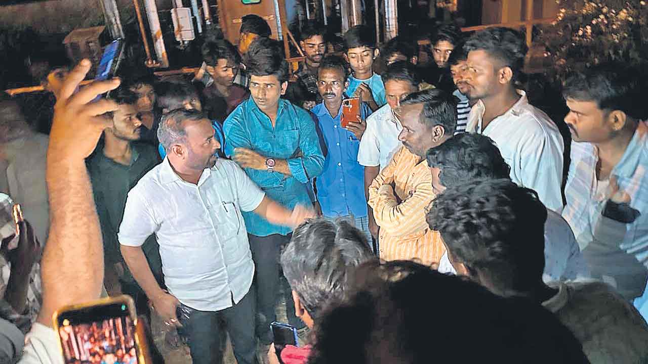 కరెంట్‌ కోతలపై సబ్‌స్టేషన్‌ ముట్టడి