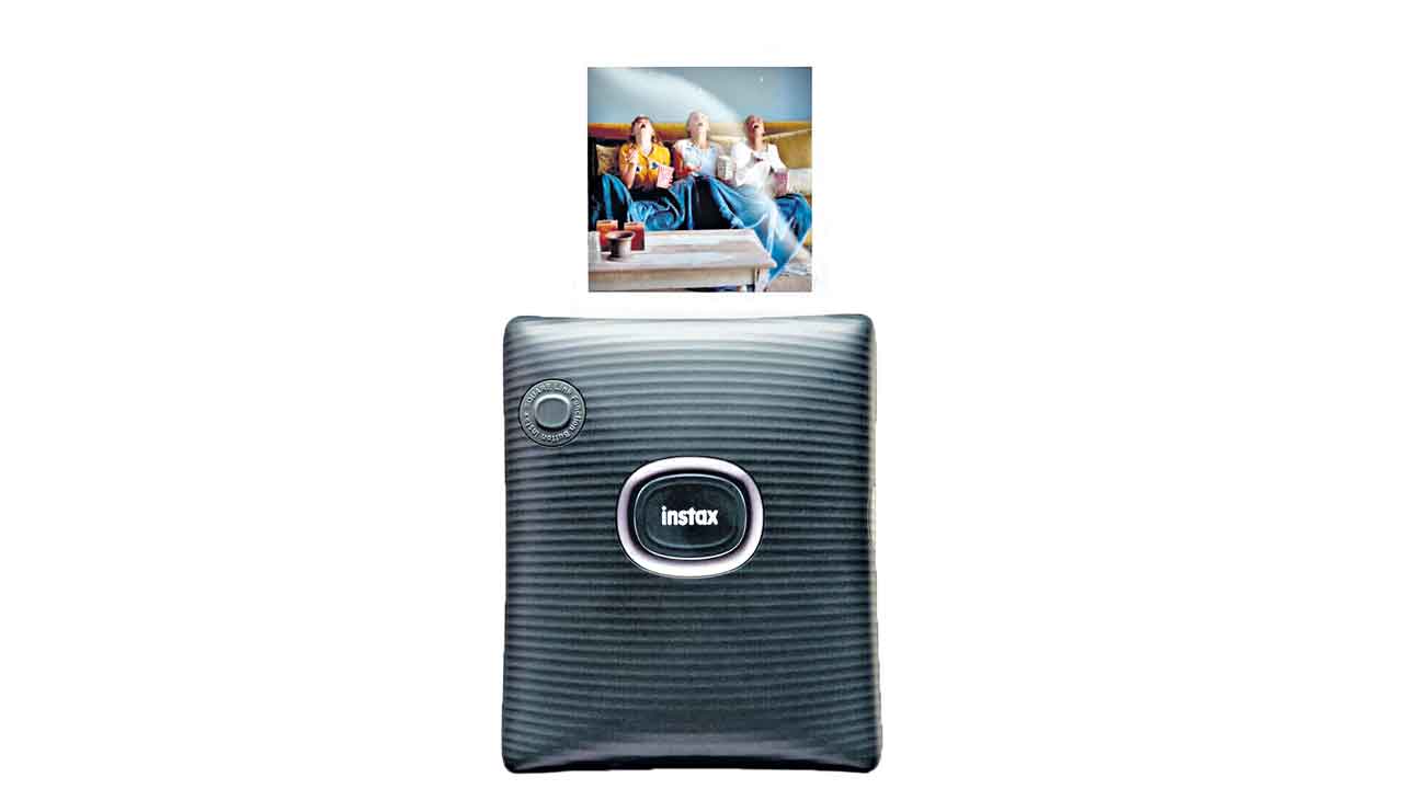 Instax | చేతిలో చిత్రాల పెట్టె..