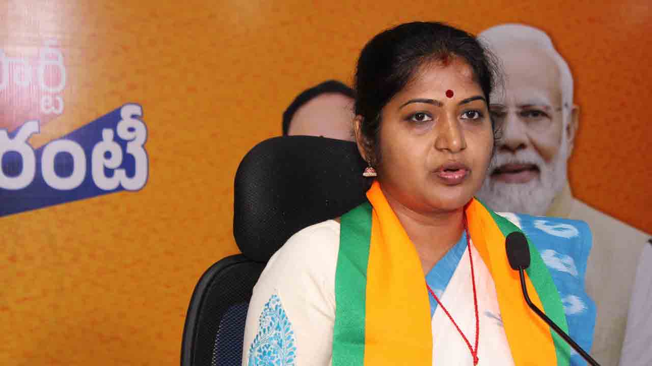 BJP | సీఎం రేవంత్ రెడ్డి కొత్త బిచ్చ‌గాడిలా మాట్లాడుతున్నాడు : రాణి రుద్ర‌మ‌దేవి
