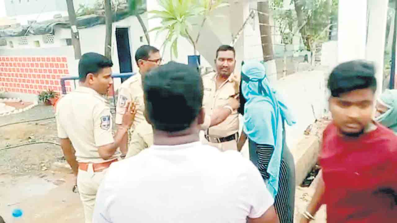 రేషన్‌దందా..ఖాకీల అండ..!