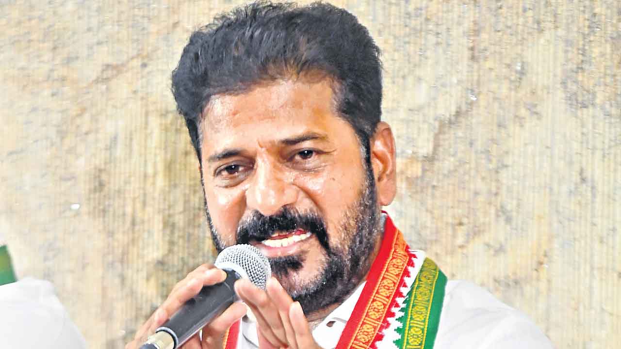 Revanth Reddy | మీడియా వాళ్ల‌ను ఒక‌రిద్ద‌రిని జైలుకు పంపించాలి.. భాష‌పై ప్ర‌శ్నించ‌డంతో రేవంత్ రెడ్డి రుసరుస‌