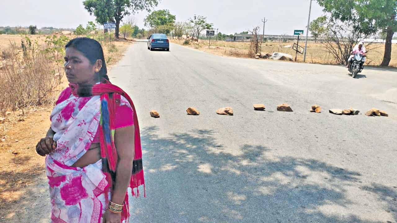 Free Bus for Women | బస్సులు ఆపడం లేదని రోడ్డుపై రాళ్లు అడ్డంగా పెట్టిన మహిళలు