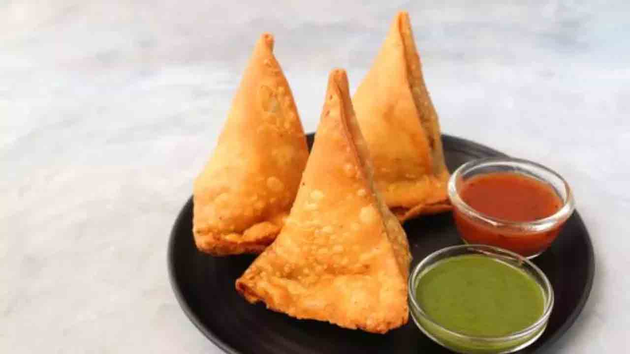 Beef Samosas | బీఫ్ స‌మోసాల విక్ర‌యం : ఆరుగురు వ్య‌క్తులు అరెస్ట్