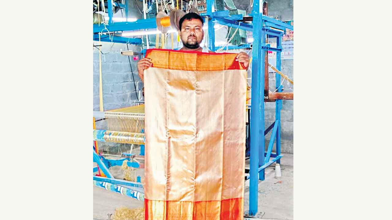 భద్రాద్రి సీతారాములకు బంగారు పట్టు చీర రెడీ