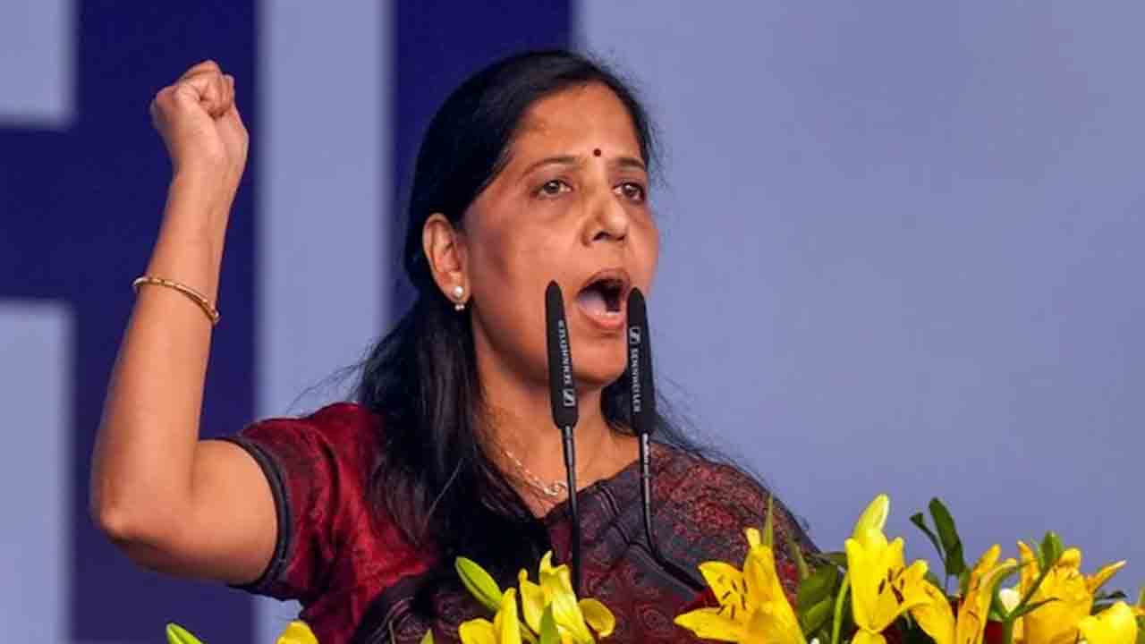 Sunita Kejriwal | కేజ్రీవాల్‌ను అంత‌మొందించేందుకు కాషాయ పాల‌కుల కుట్ర : సునీతా కేజ్రీవాల్‌