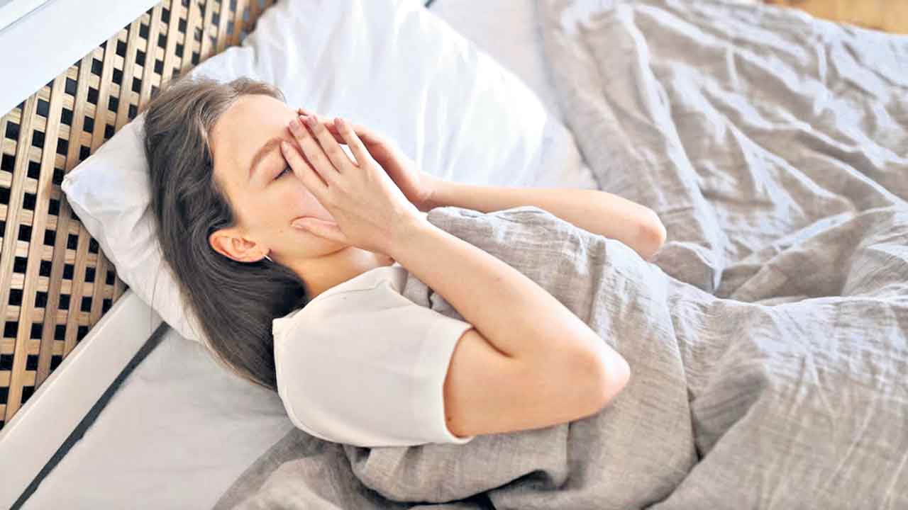 పురుషుల కన్నా స్త్రీలు నిద్రలేమితో ఎందుకు బాధపడుతున్నారు ? కారణాలివేనా ?