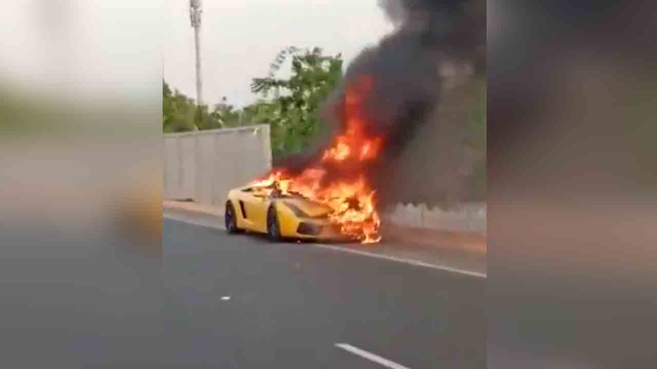 Sports Car | అప్పు తిరిగి చెల్లించ‌లేద‌ని.. స్పోర్ట్స్ కారును తగ‌ల‌బెట్టిన దుండ‌గులు