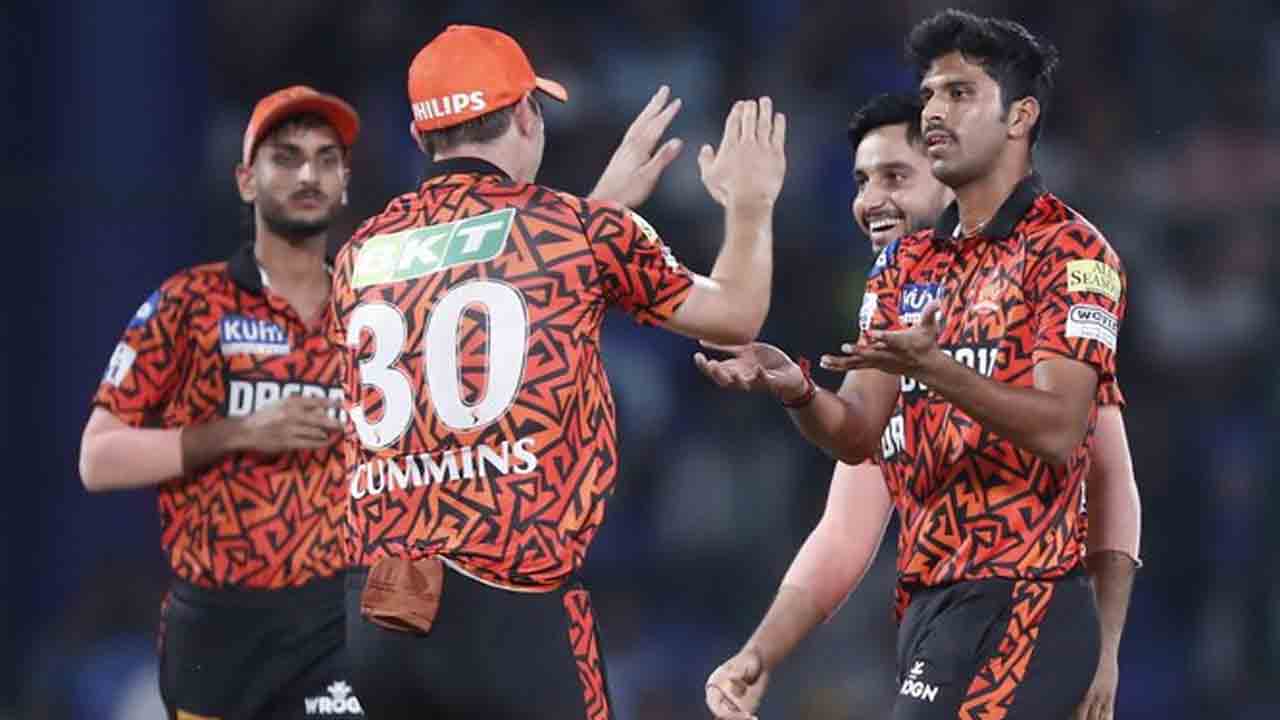 SRH vs DC | తొలి ఓవ‌ర్లోనే షా ఔట్ .. న‌కుల్ బాల్‌కు బోల్తాప‌డ్డ వార్న‌ర్