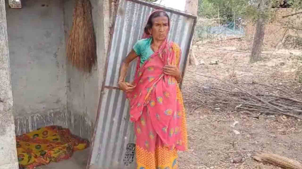 toilet as home for old woman | వర్షాలకు ఇల్లు కోల్పోయి.. ఏడాదిగా మరుగుదొడ్డిలో వృద్ధురాలి   నివాసం