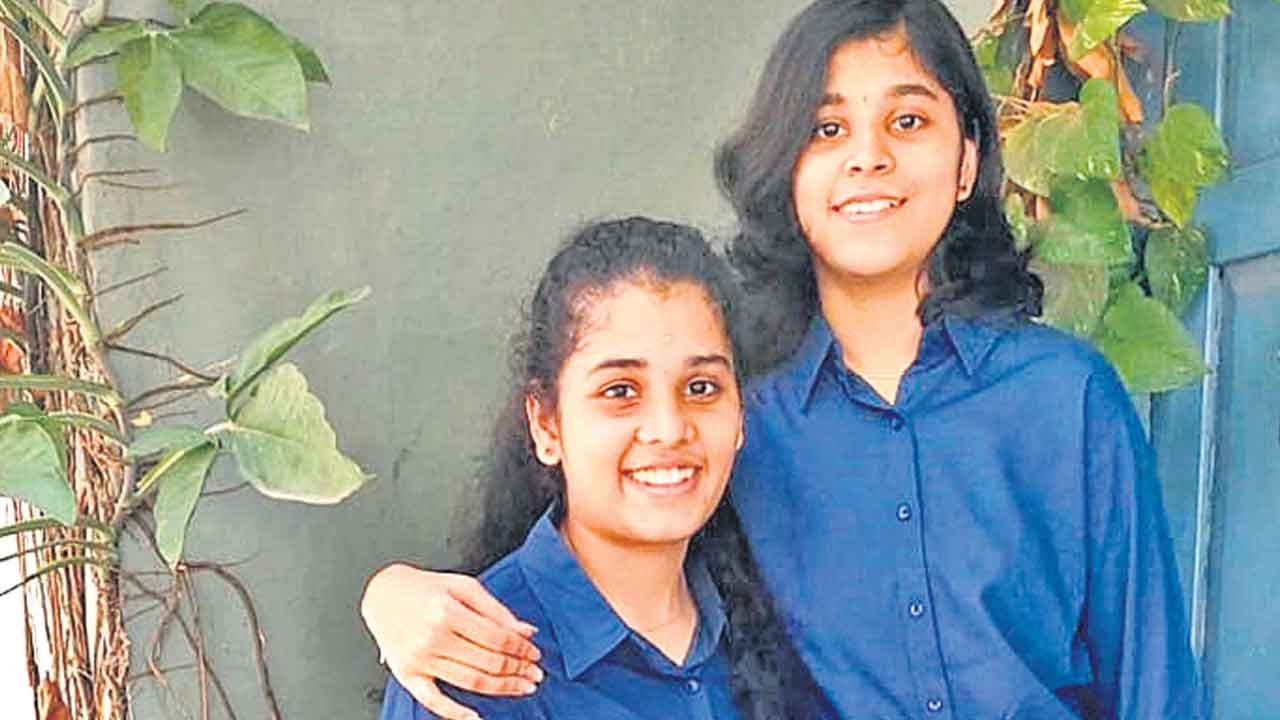 Karnataka | కవలలకు టెన్త్‌, ఇంటర్‌లో సమాన మార్కులు