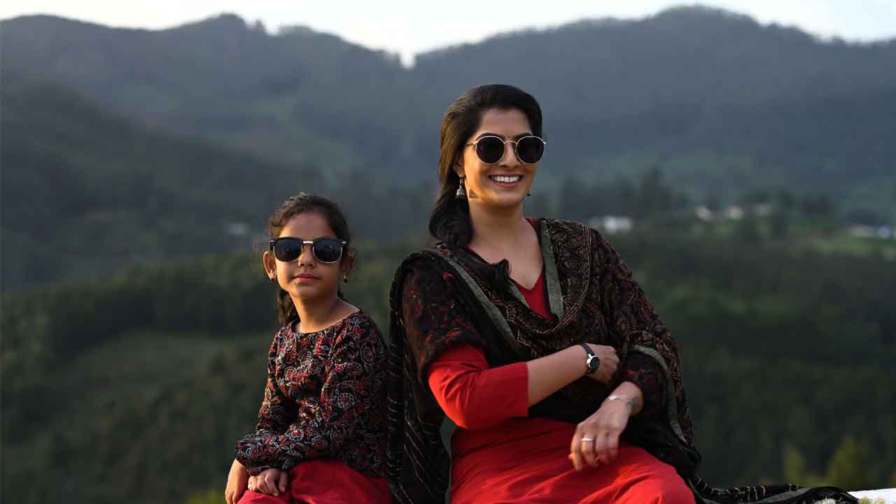 చెయ్యి పట్టుకోవే చిన్నారి మైనా..