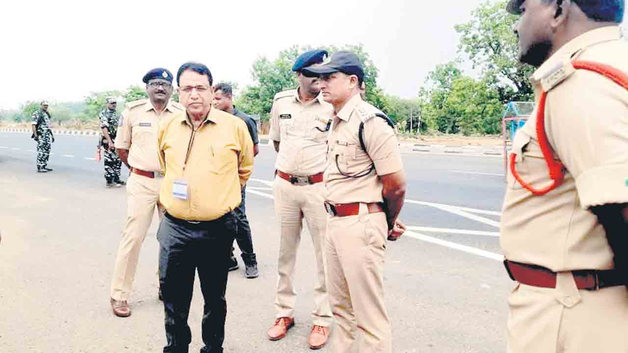 చెక్‌పోస్టుల వద్ద అప్రమత్తంగా ఉండాలి