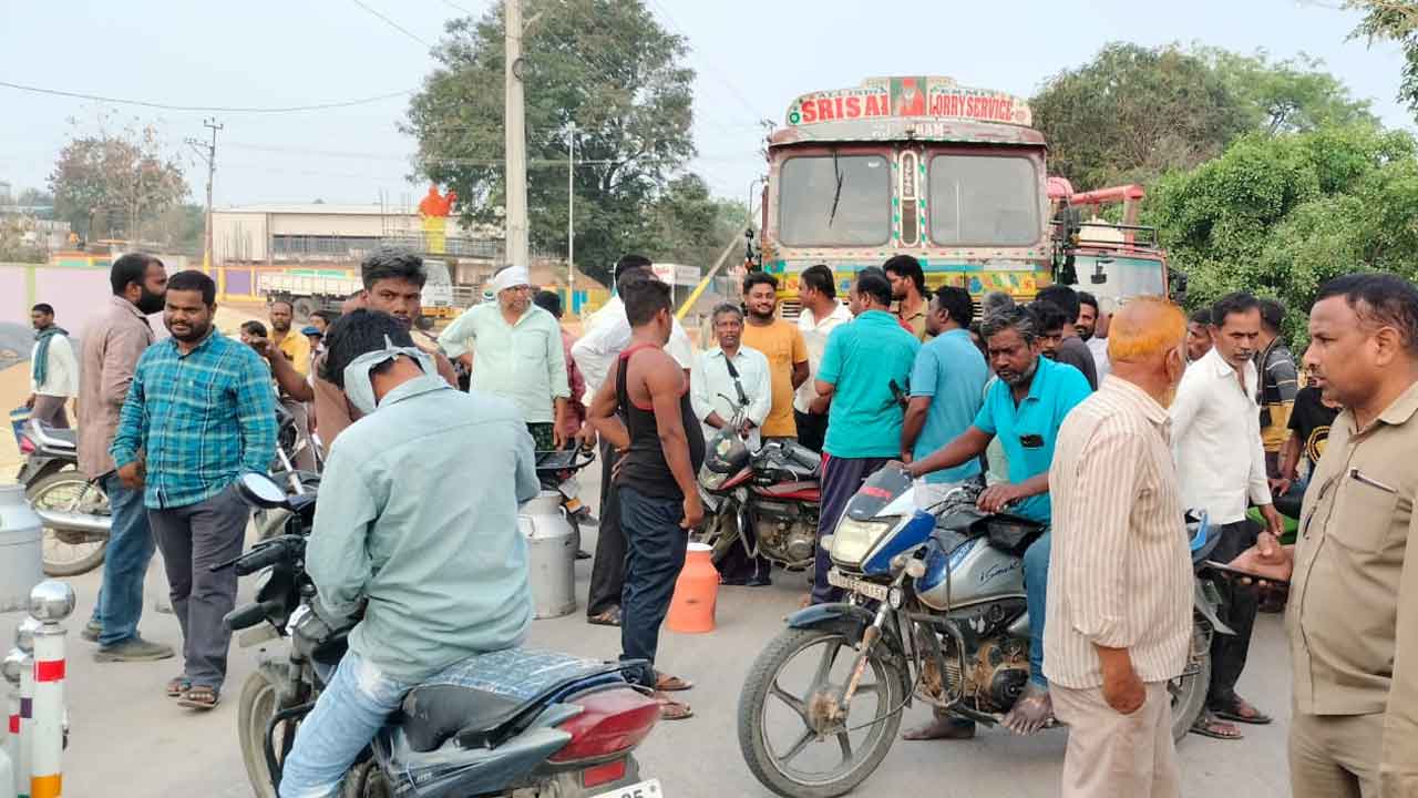 Nizamabad | బిల్లులు చెల్లించాలని రోడ్డెక్కిన పాడి రైతులు.. స్తంభించిన రాకపోకలు