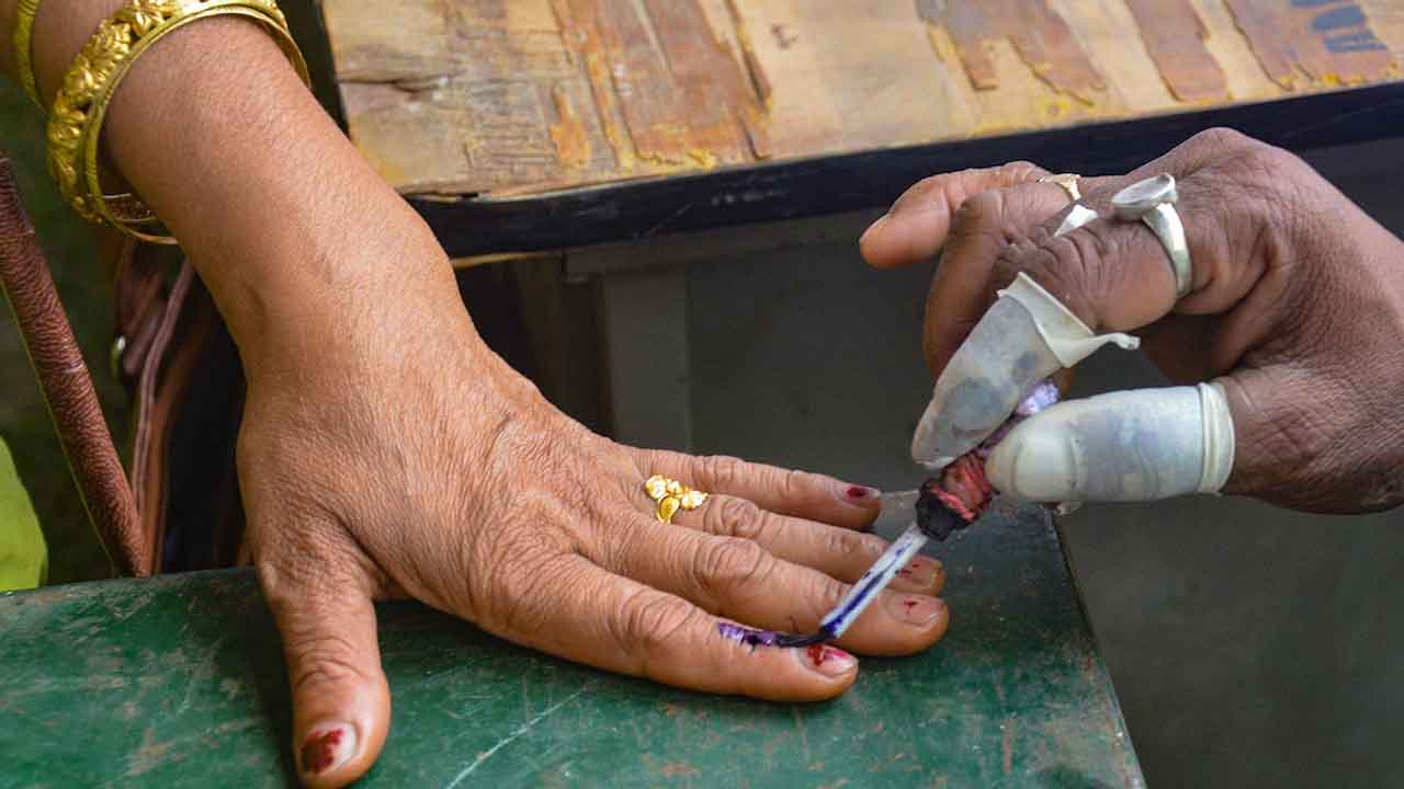 ఓటేస్తే అటుకుల ఉప్మా, జిలేబీ, ఐస్‌క్రీమ్‌ ఫ్రీ ఇండోర్‌లో ఫుడ్‌ షాప్స్‌ ఆఫర్‌