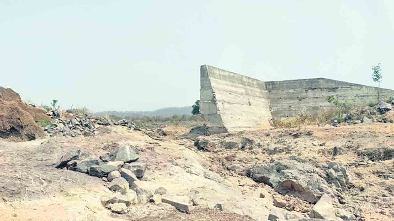 చెక్‌డ్యాంను బాగు చేయండి..