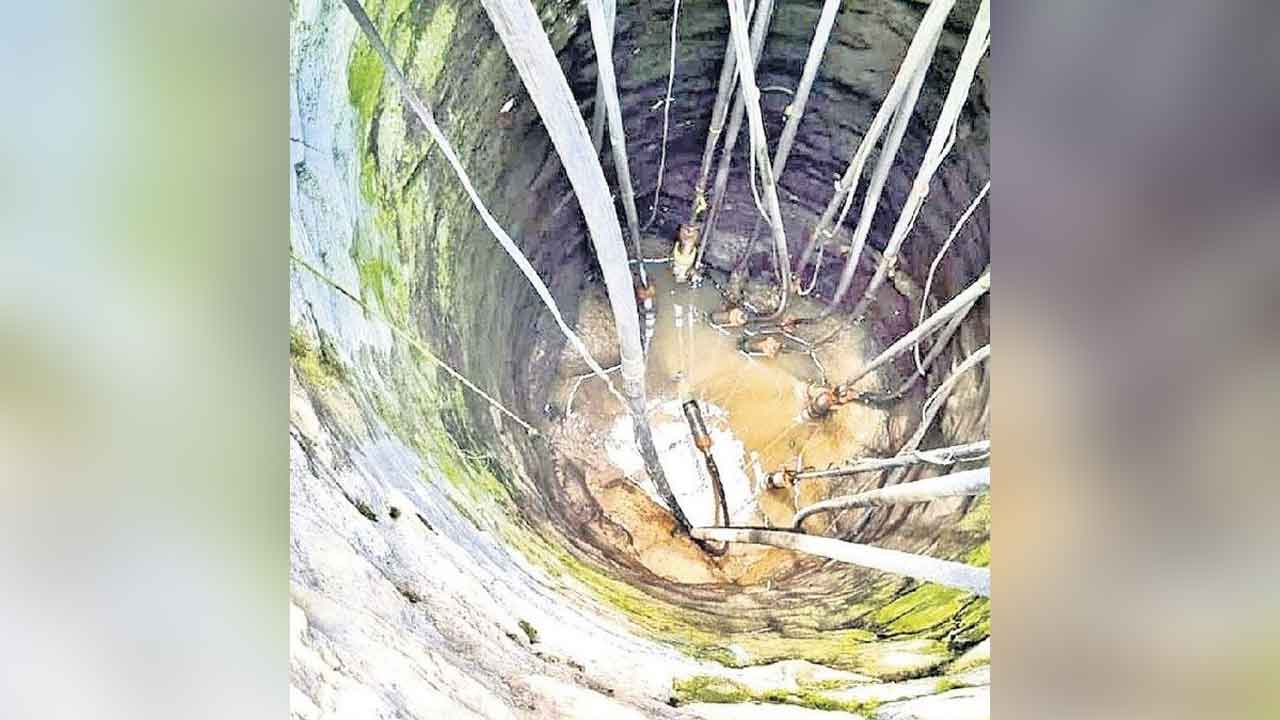 Severe water shortage | గుక్కెడు నీళ్ల కోసం జనం పుట్టెడు కష్టాలు.. ఒకే బావిలో 12 మోటర్లు