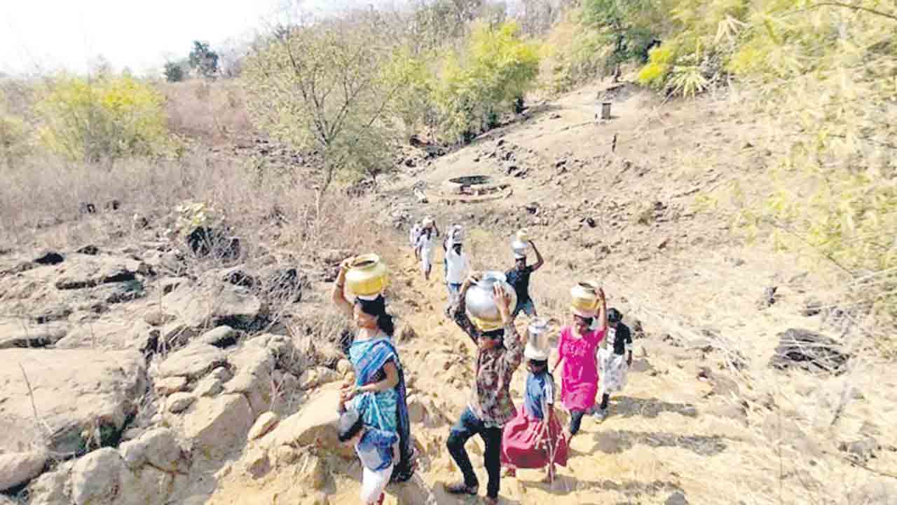 గుక్కెడు నీళ్లకు గుట్ట దిగాల్సిందే