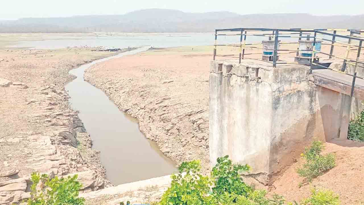 కాలువ పారదు.. కరెంట్‌ ఉండదు..