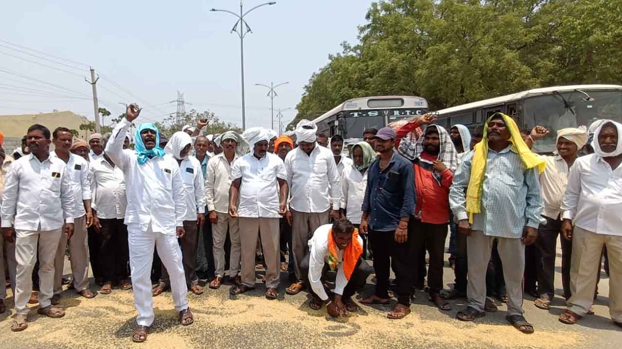 Grain Purchase | ధాన్యం రోడ్డుపై పోసి రైతుల ఆందోళన.. భారీగా ట్రాఫిక్‌ జాం