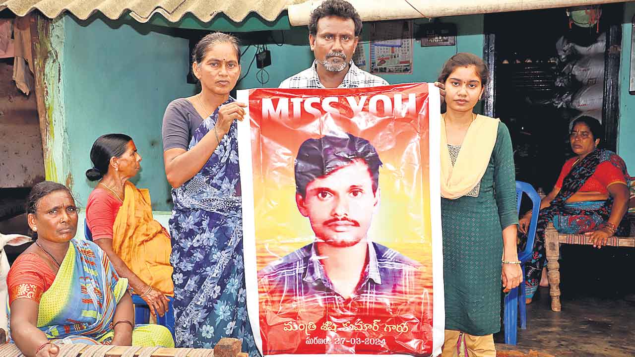 పంటలు ఎండిపాయె.. కొడుకు దూరమాయె!