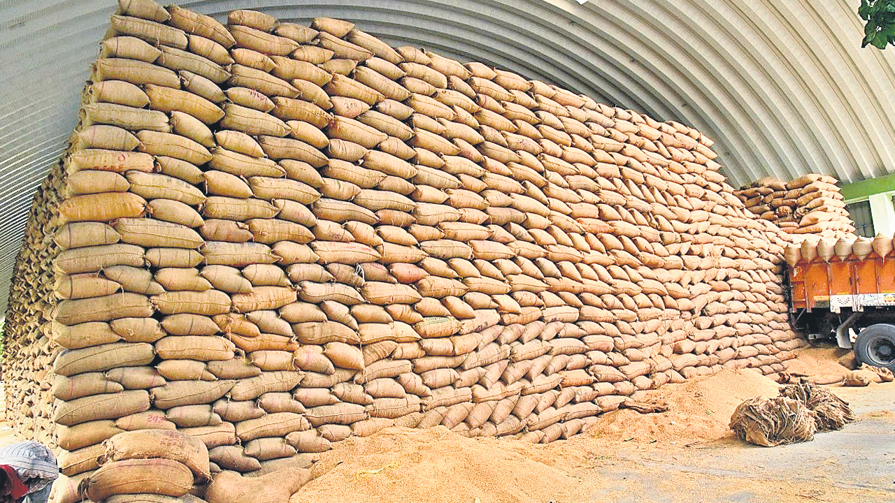 Telangana | 3 వేల కోట్ల భారం!.. పౌర సరఫరాల సంస్థకు శాపంగా బిడ్డర్ల నిర్లక్ష్యం