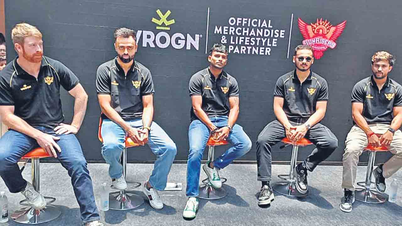 శరత్‌ సిటీ మాల్‌లో.. సన్‌రైజర్స్‌ సందడి