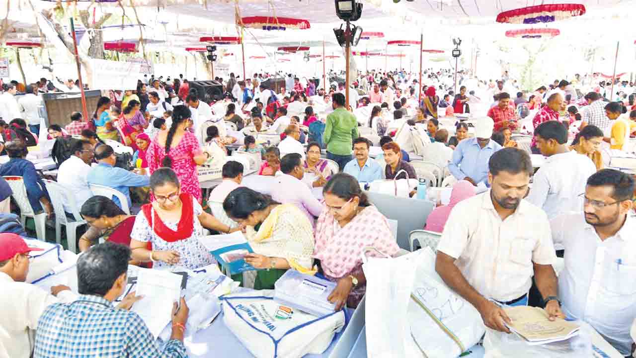 లోక్‌సభ సమరం నేడే