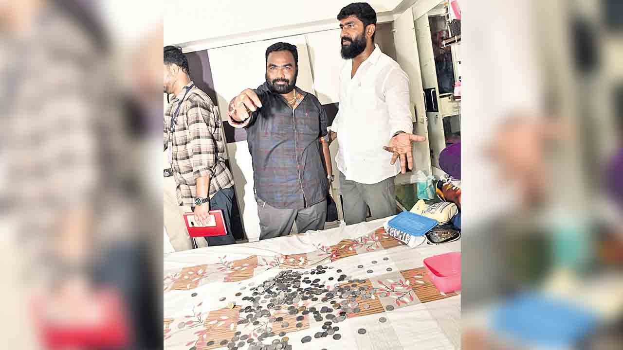 బీఆర్ఎస్ నేత ఇంట్లో పోలీసుల హంగామా