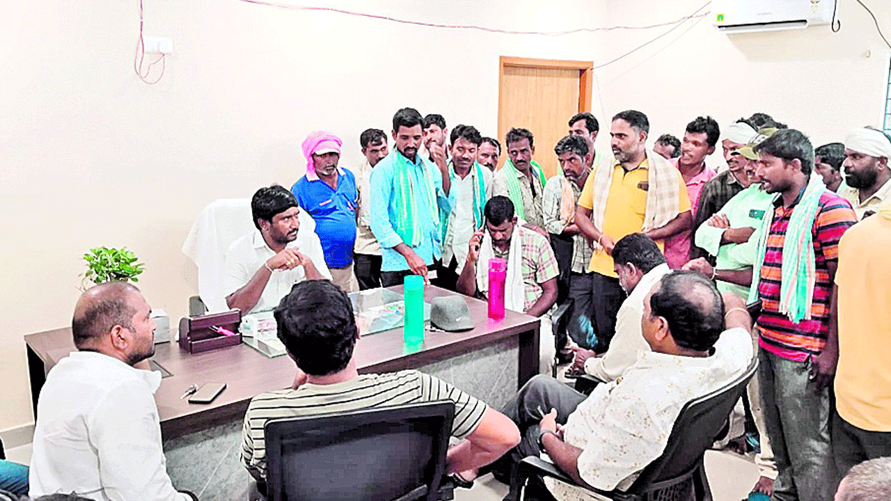 ధాన్యం కొనడం లేదని ఆందోళన