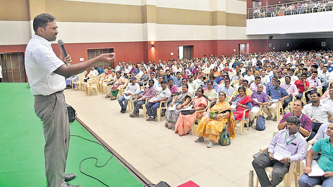 పోలింగ్‌ను నిశితంగా పరిశీలించాలి