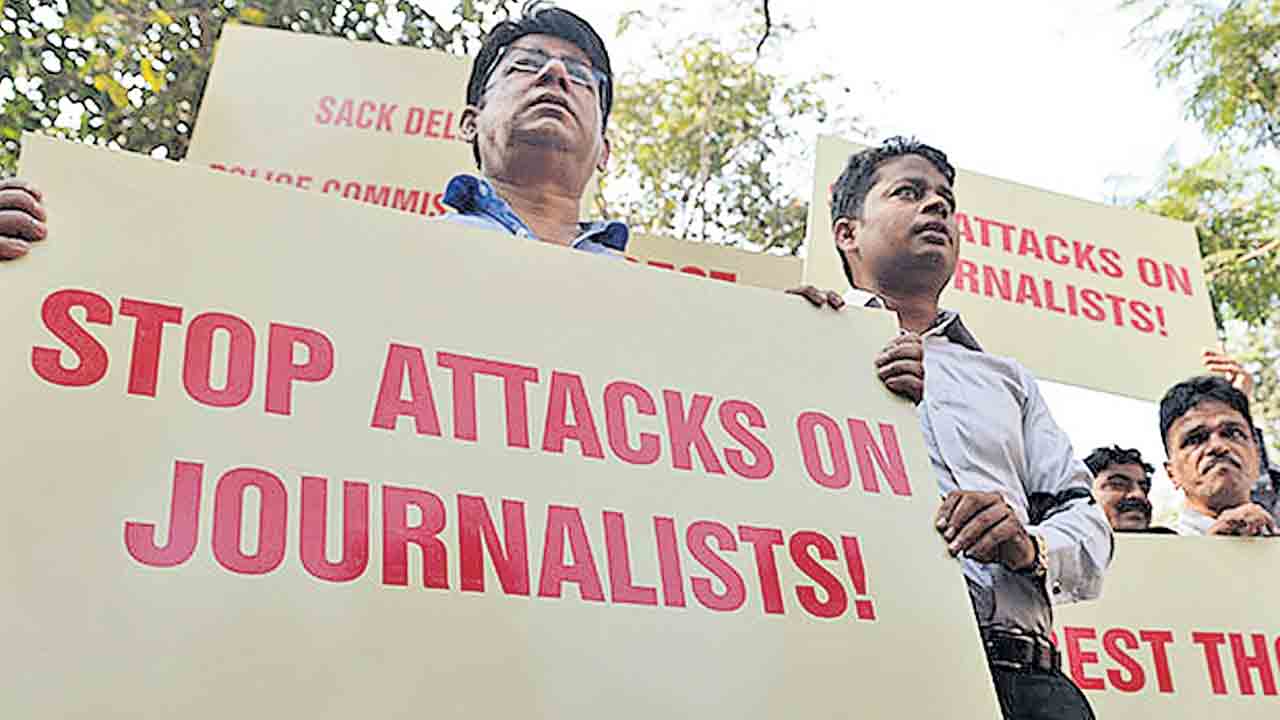 పాత్రికేయులకు రక్షణ కల్పించాలి