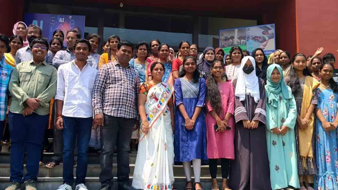 పది ఫలితాల్లో ‘రెయిన్‌బో’ ప్రభంజనం