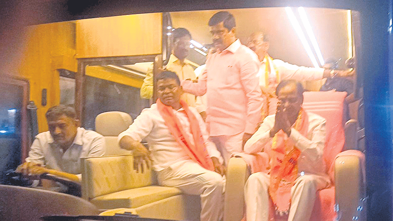 పూలు చల్లుతూ.. హారతులు పడుతూ.. గులాబీ బాస్‌కు ఘన స్వాగతం