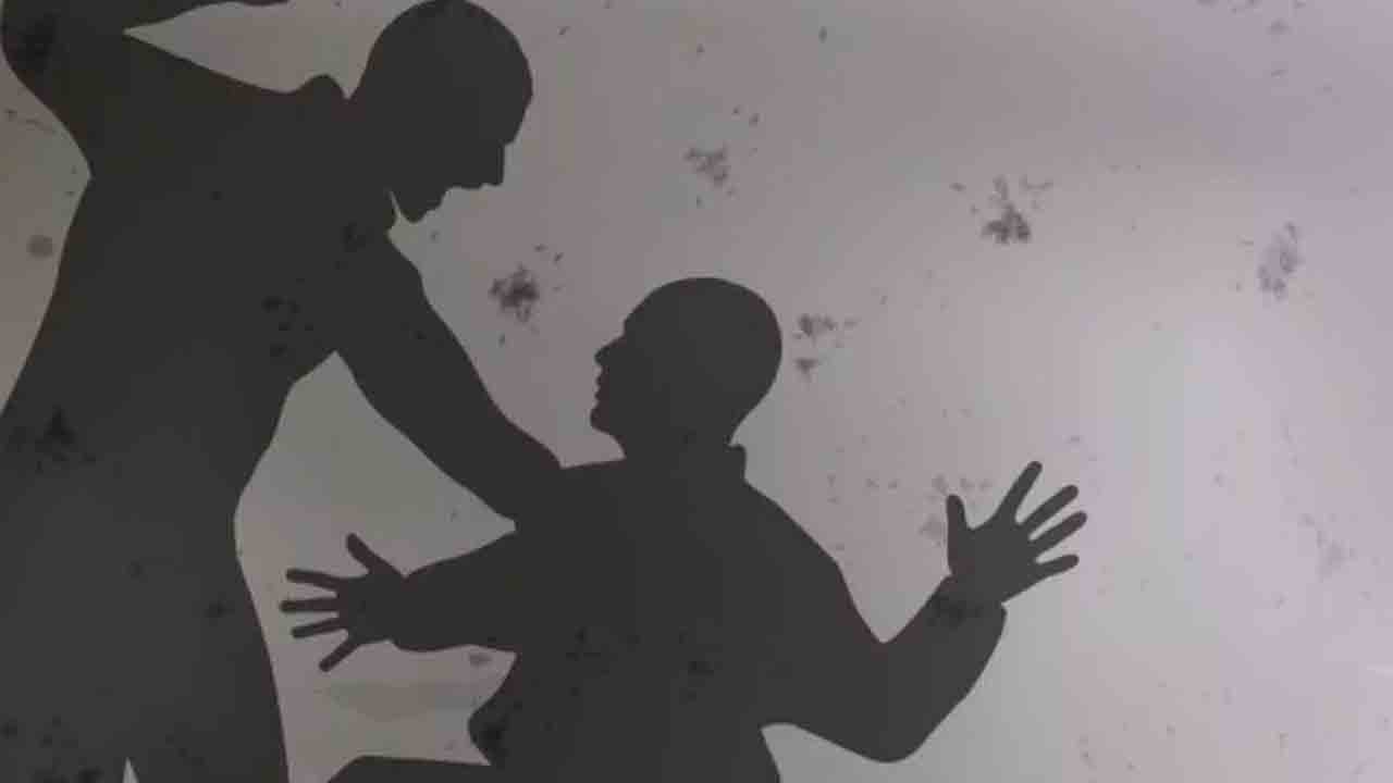 బీఆర్‌ఎస్‌ కార్యకర్తపై కాంగ్రెస్‌ ఏజెంట్‌ దాడి