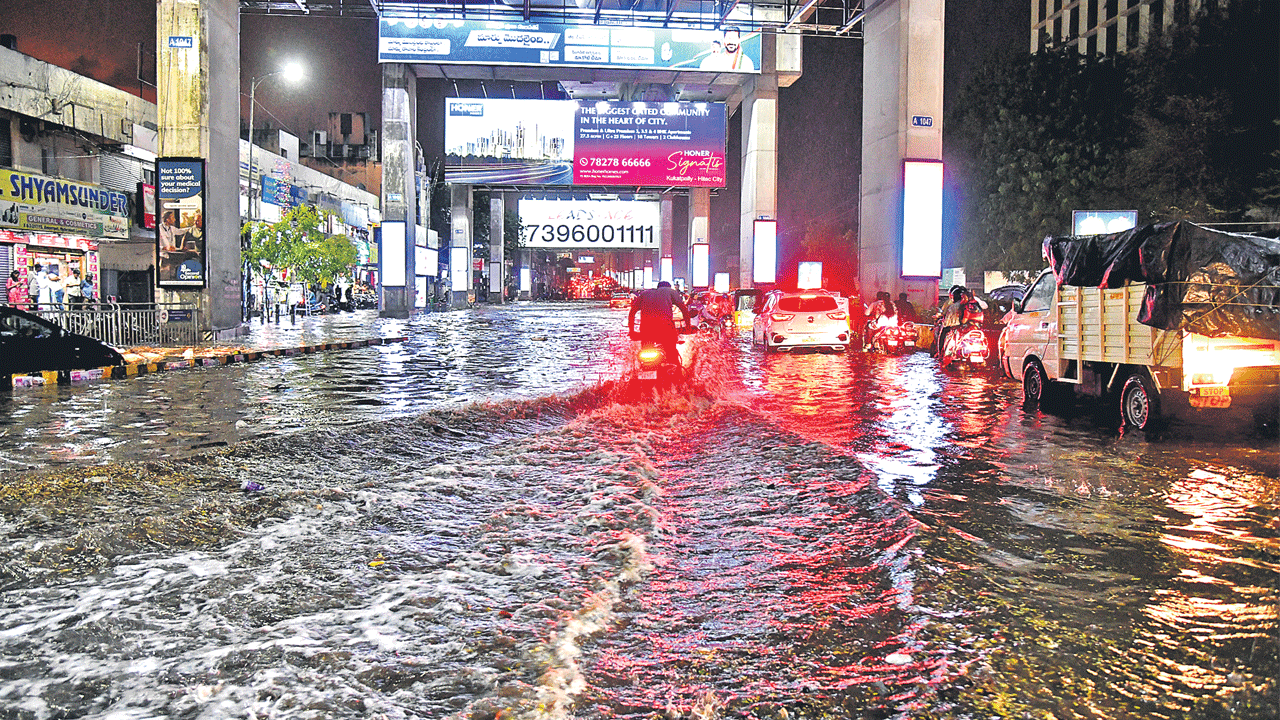 కూలిన చెట్లు.. విద్యుత్‌ స్తంభాలు